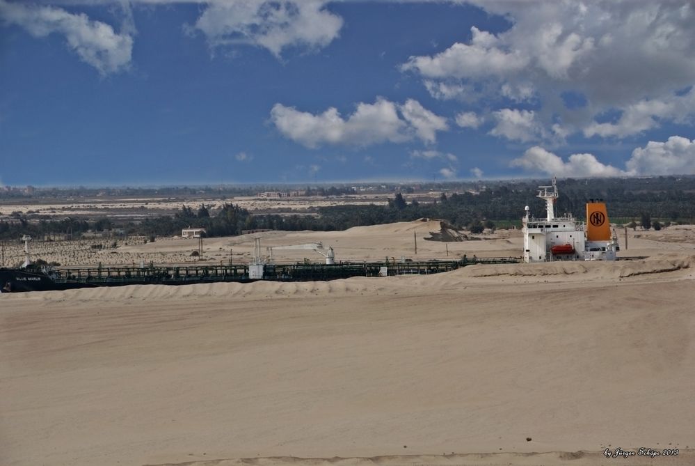 Tankschiff mitten in der Wüste