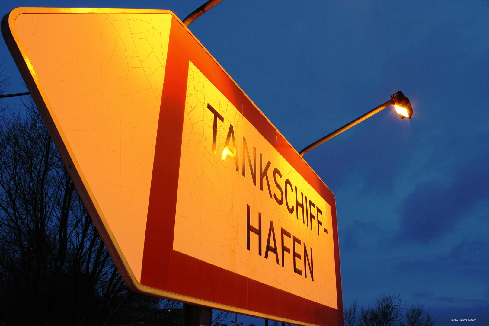 Tankschiffhafen Blue Hour