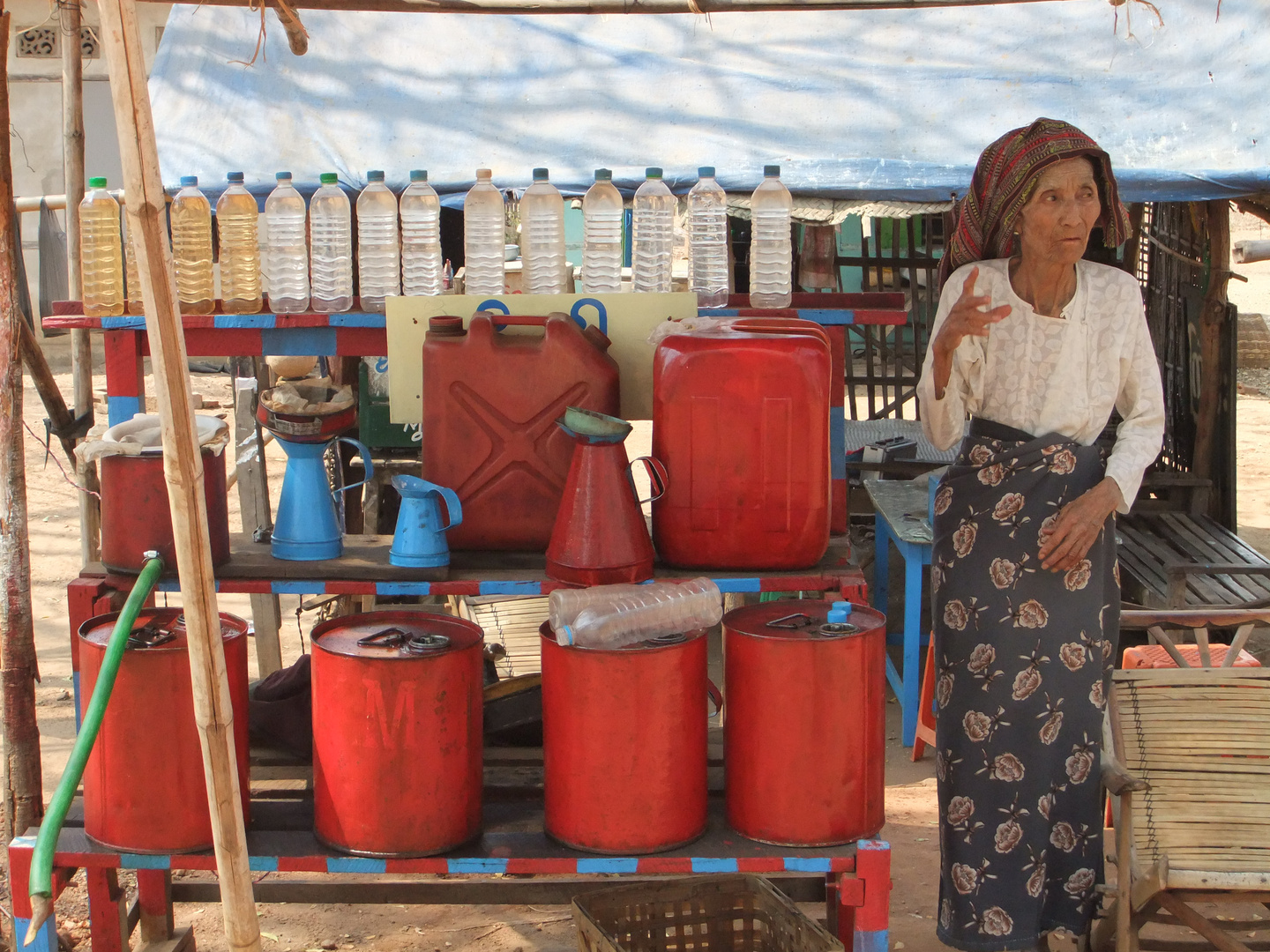 Tankstelle auf dem Weg nach Bagan