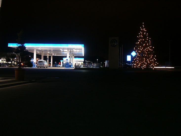 Tankstelle bei Nacht