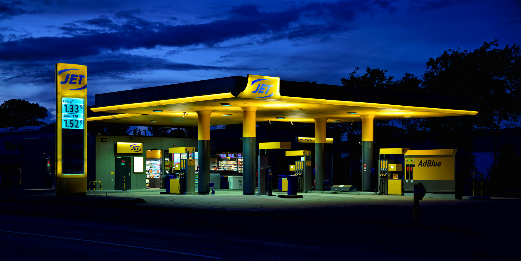 Tankstelle bei Nacht 1