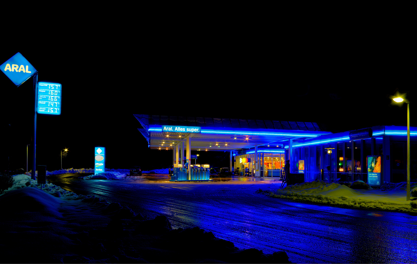 Tankstelle bei Nacht