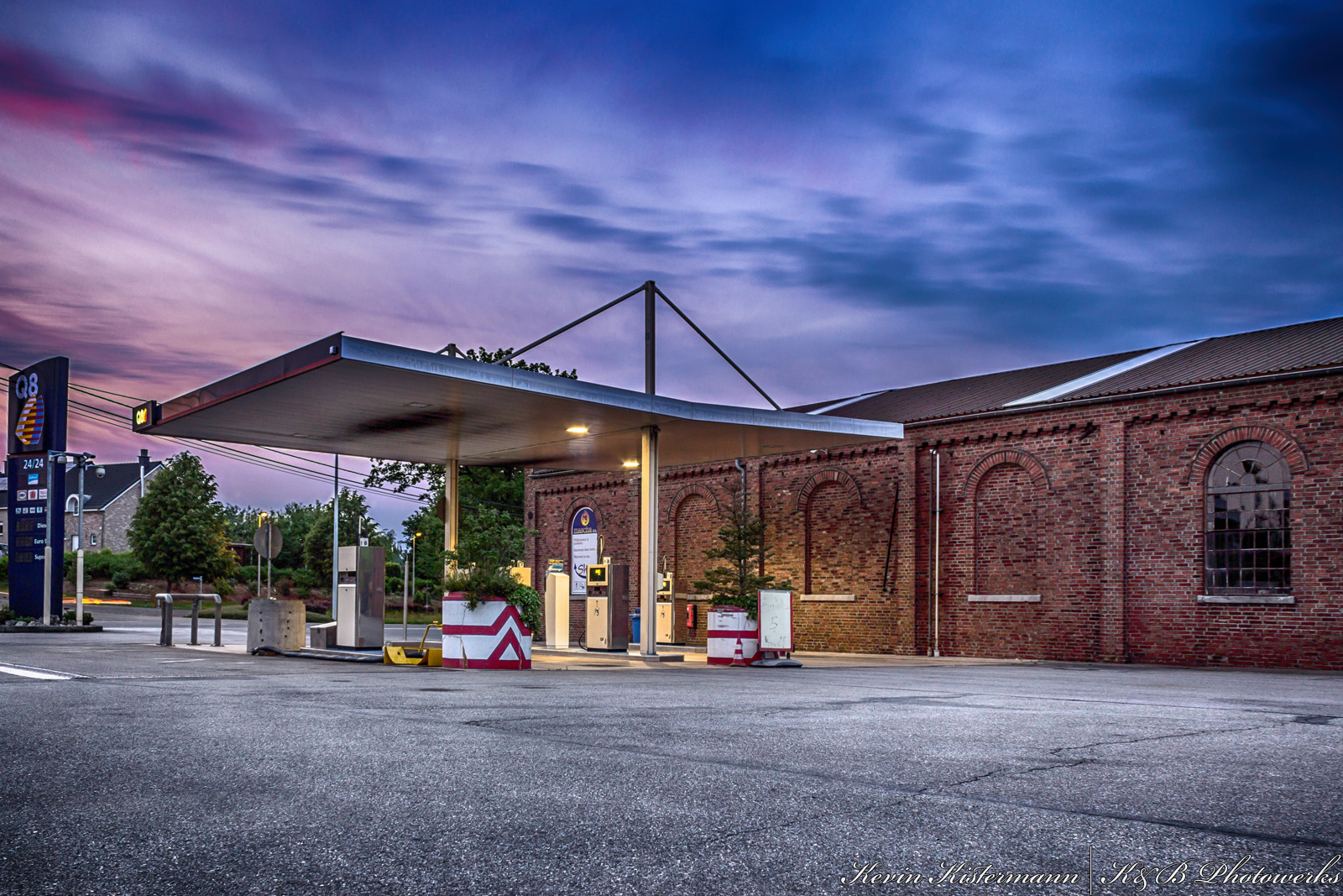 Tankstelle bei Nacht