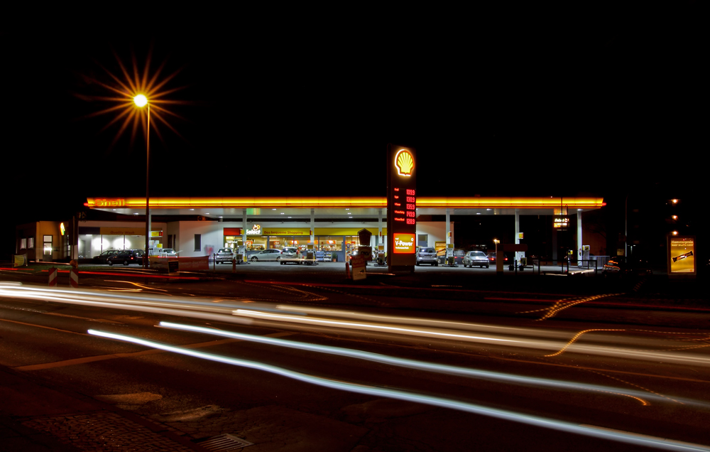 Tankstelle bei Nacht