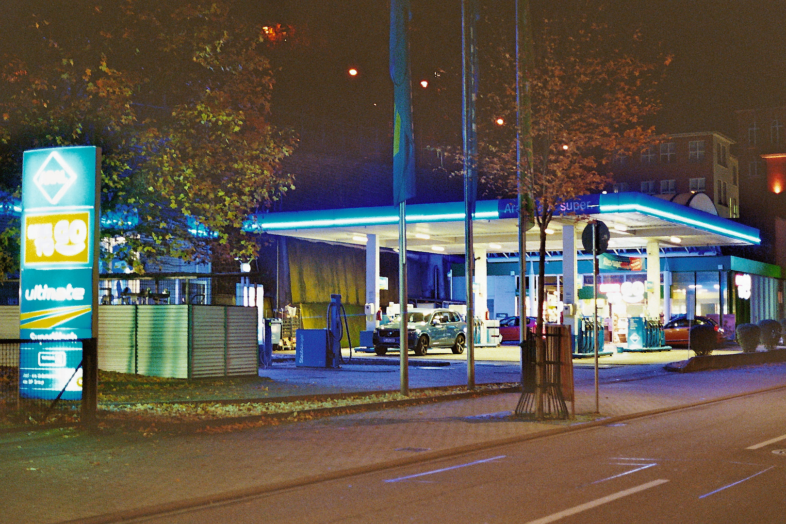 Tankstelle bei Nacht