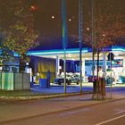 Tankstelle bei Nacht