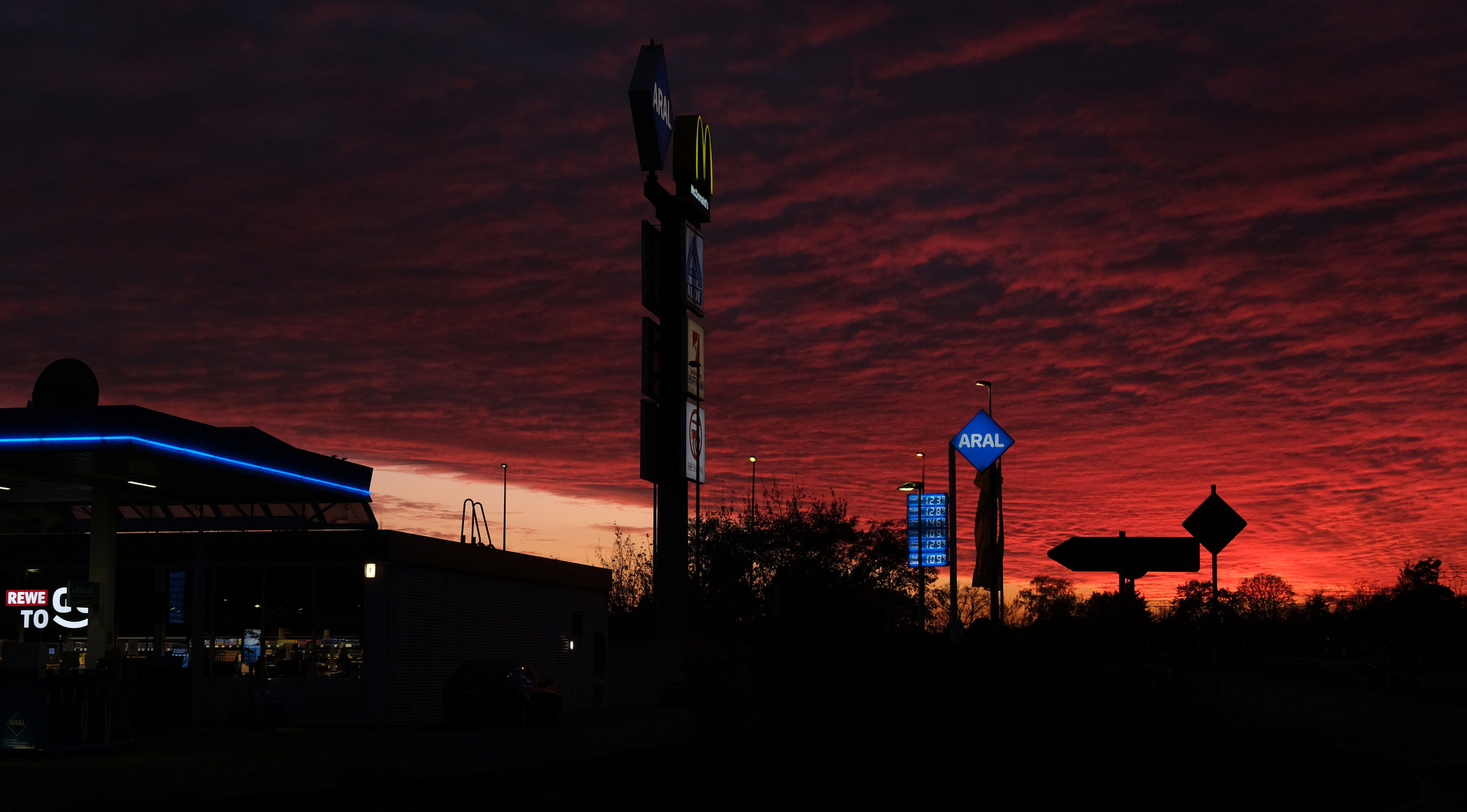 Tankstelle beim Sonnenuntergang