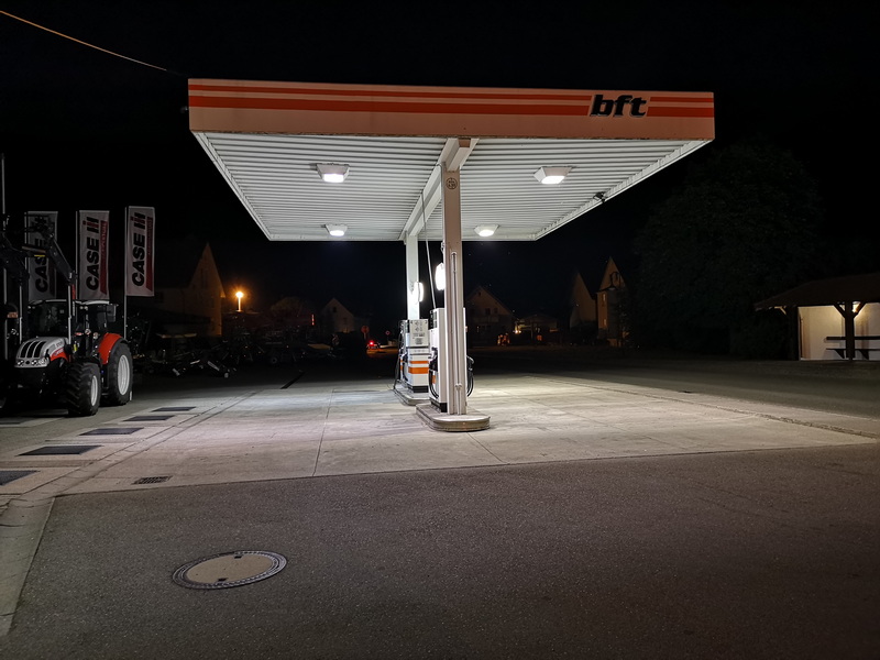 Tankstelle im Nachtmodus