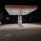 Tankstelle im Nachtmodus