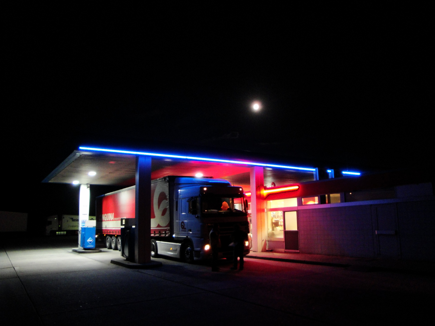 Tankstelle im Schein des Mondlichts