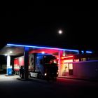 Tankstelle im Schein des Mondlichts