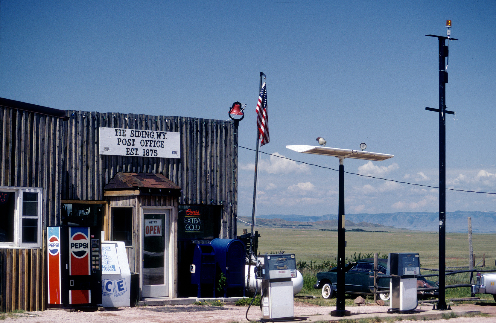 Tankstelle in Wyoming vor 20 Jahren,Tie Siding Post Office, est.1875, WY