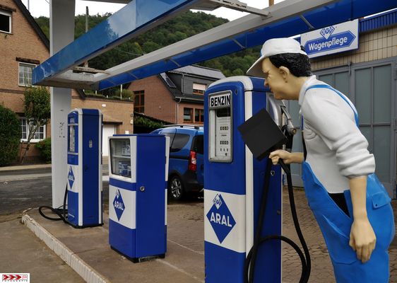 Tankstelle mit Bedienung