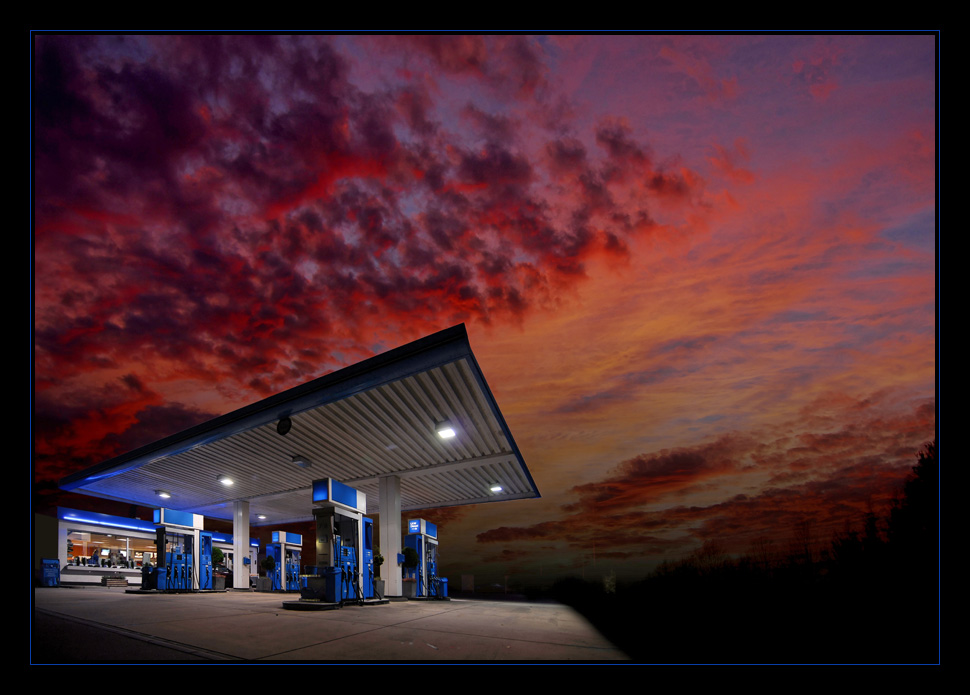 Tankstelle nach Sonnenuntergang