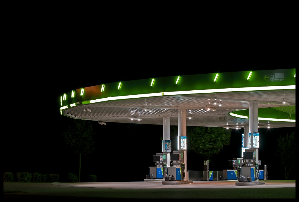 Tankstelle Poing bei Nacht