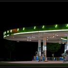 Tankstelle Poing bei Nacht