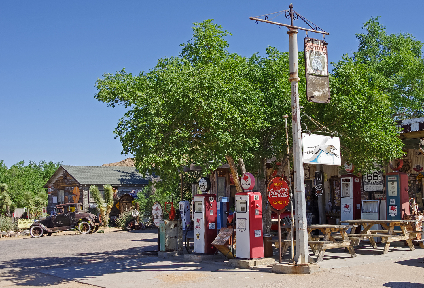 Tankstelle und Greyhound-Halt beim Hackberry General Store an der Route 66