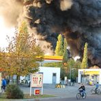 Tankstelle und Großbrand als Zaunnachbar....