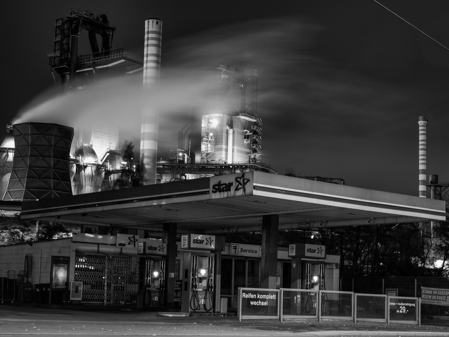 Tankstelle vor Industriekulisse, Duisburg