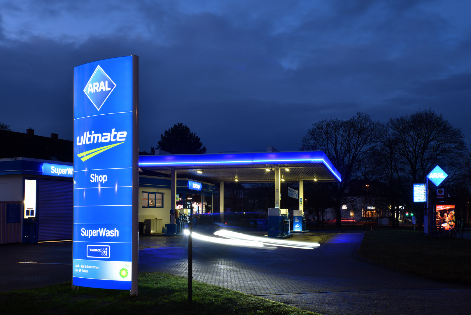 Tankstopp zur blauen Stunde