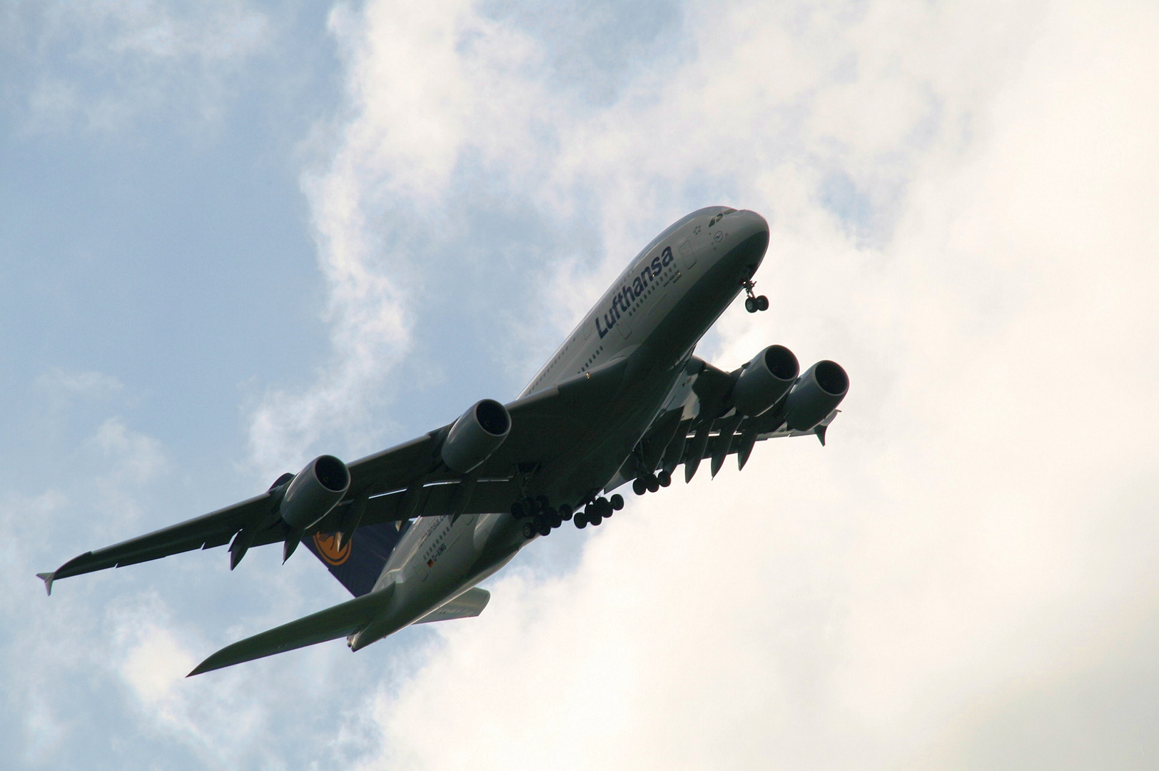 Tannkosh 2010 - Fly By A 380