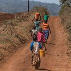 Tansania - Ngorongoro - Kinder beim Wasserholen