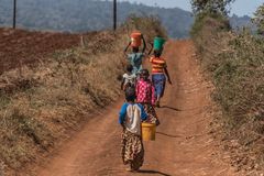 Tansania - Ngorongoro - Kinder beim Wasserholen