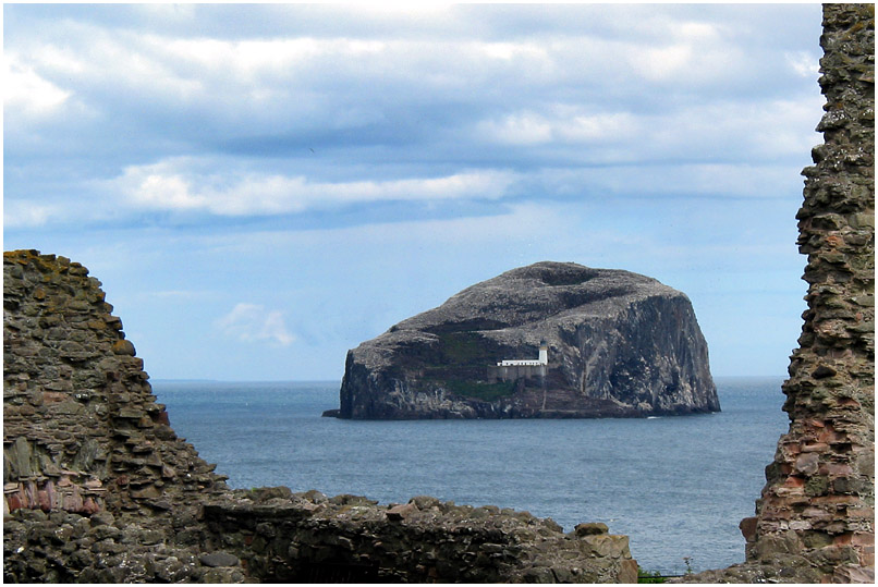 Tantallon Castle mit Blick auf den Bass Rock (Reload)