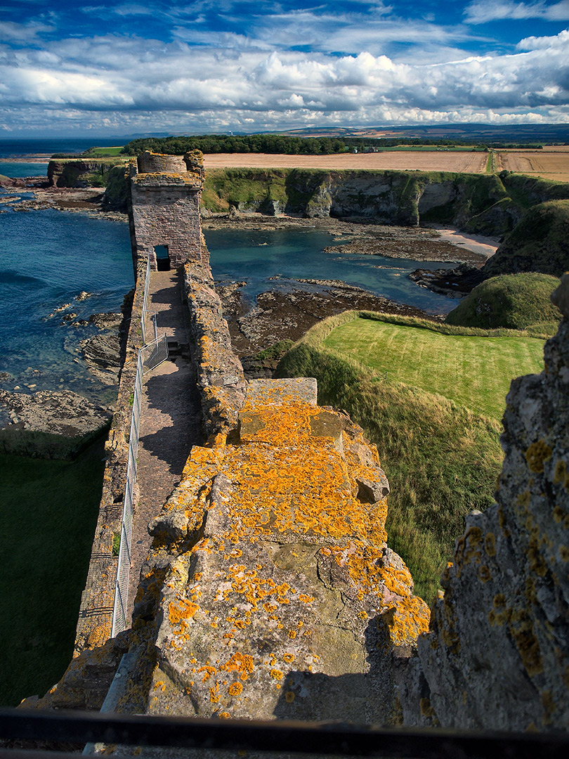 Tantallon Castle - oben auf der Mauer andere Seite