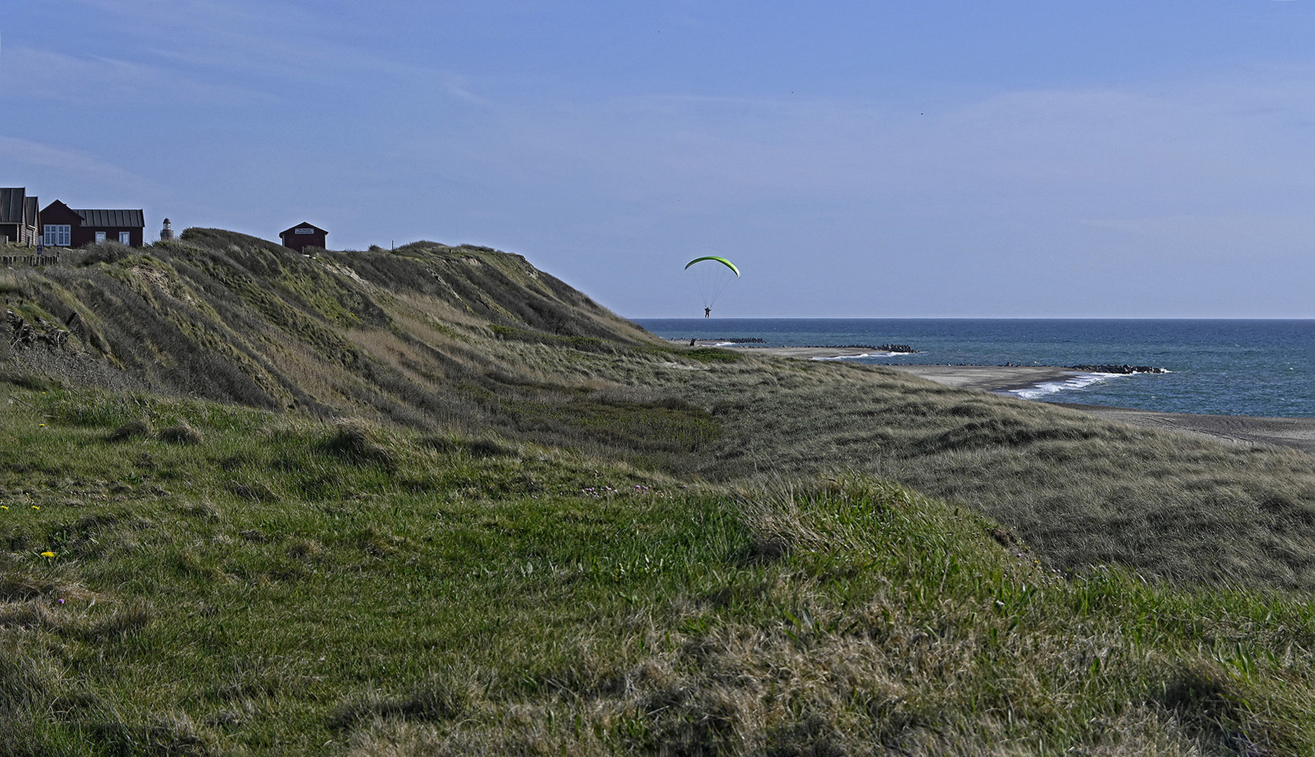 Tanz auf dem Horizont - Paraglider an den Bovbjerg-Klippen (Midtjylland, DK)