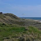 Tanz auf dem Horizont - Paraglider an den Bovbjerg-Klippen (Midtjylland, DK)