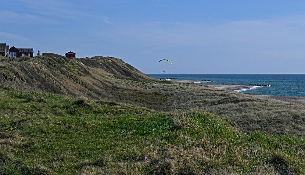 Tanz auf dem Horizont - Paraglider an den Bovbjerg-Klippen (Midtjylland, DK)