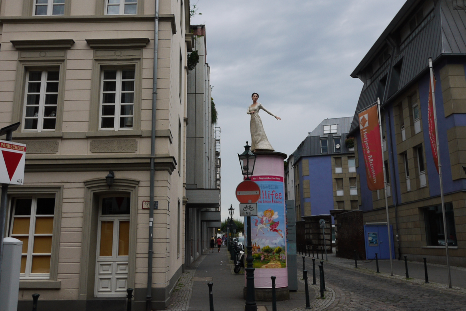 Tanz auf der Litfaßsäule