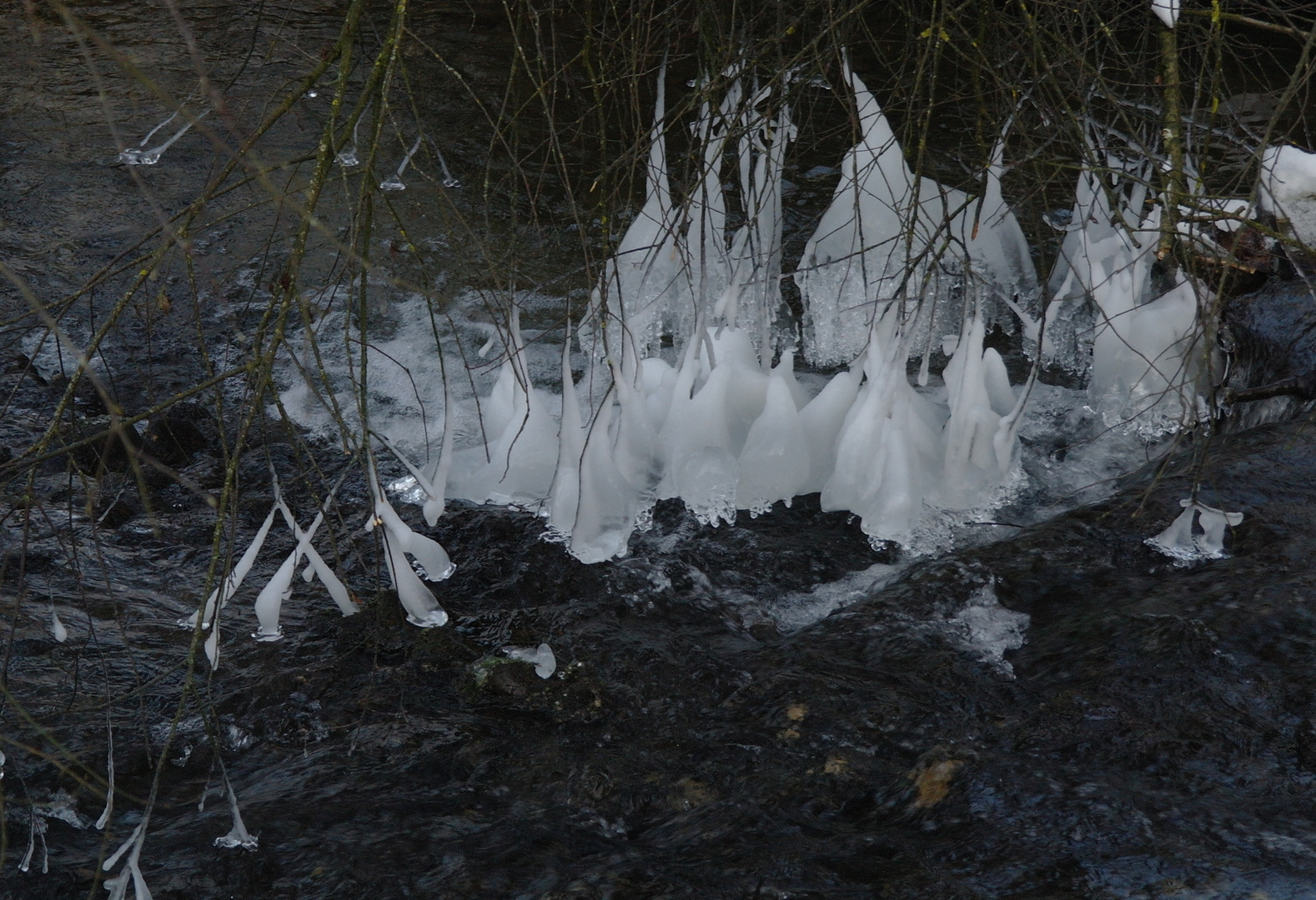 Tanz der Eisfiguren auf dem Wasser