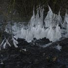 Tanz der Eisfiguren auf dem Wasser