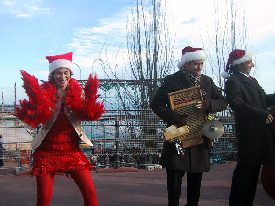 Tanz der roten Weihnachtsfrau