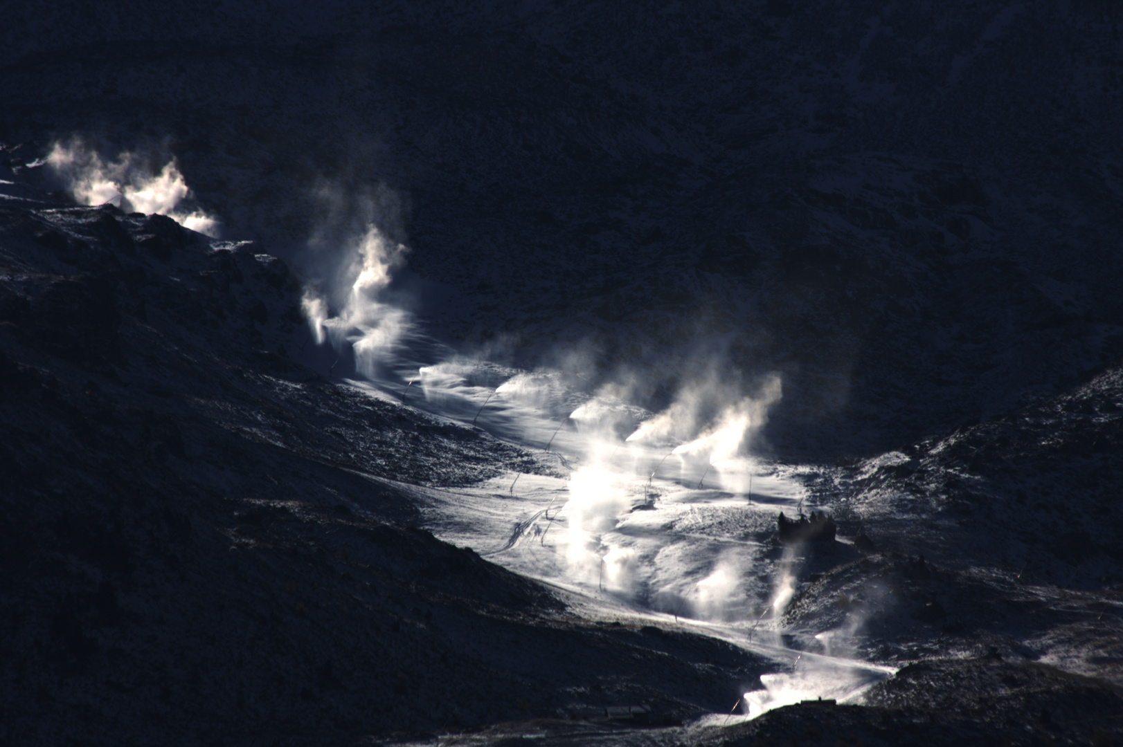 Tanz der Schneekanonen bei Licht und Schatten