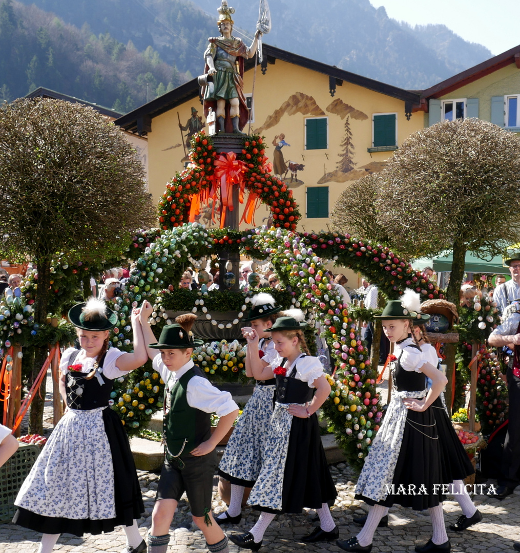 TANZ UM DEN OSTERBRUNNEN