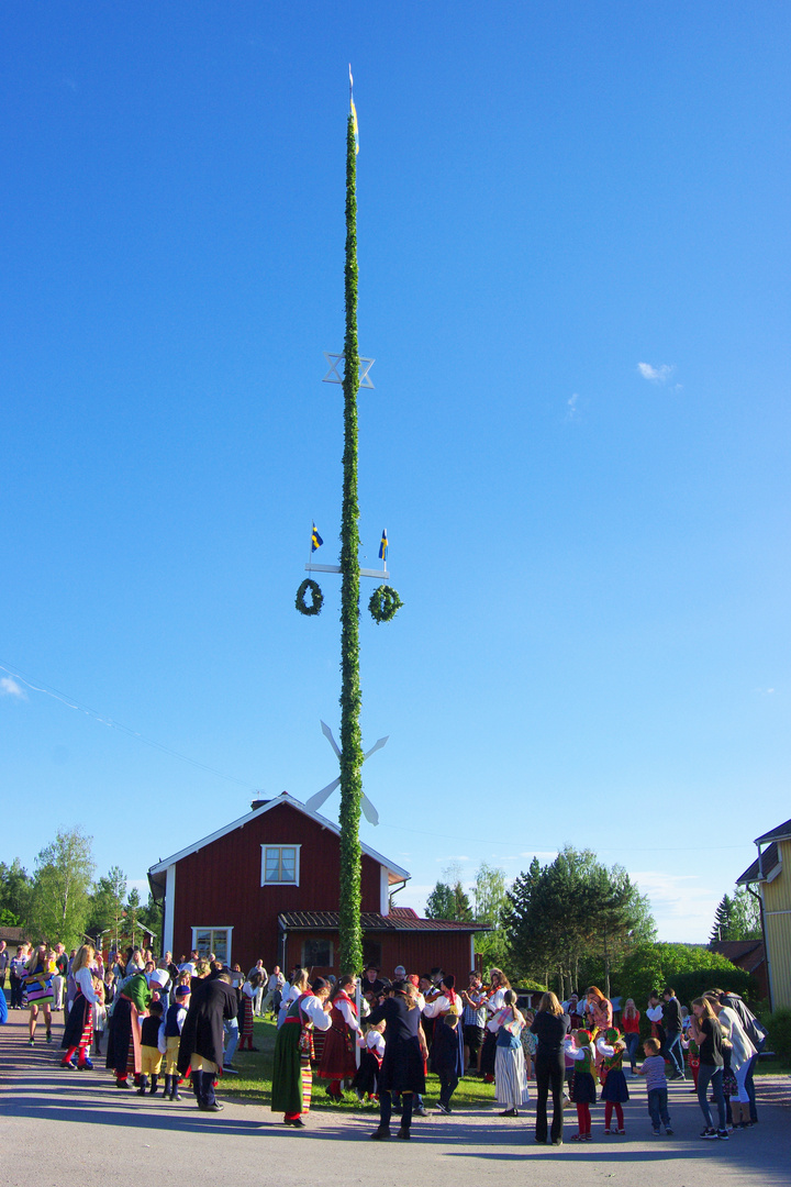 Tanz um die Midsommarstång oder majstång in Nedre Gärdsjö