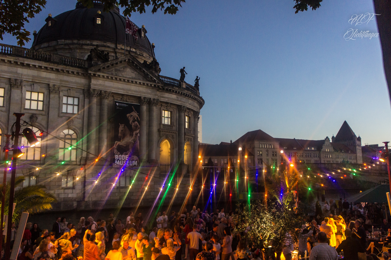 Tanz vorm Bode-Museum