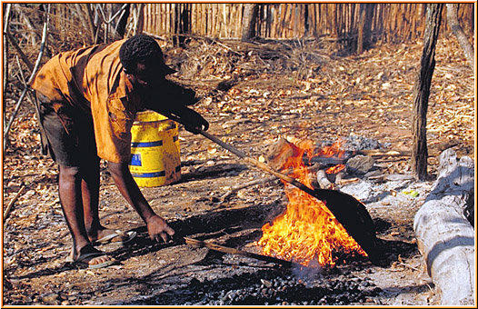 Tanzania 2001 - Korosho - Cashew Nuts - Rösten, Bild 001