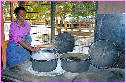 Tanzania 2001 - Yatima - Das Waisenhaus - Die Köchin