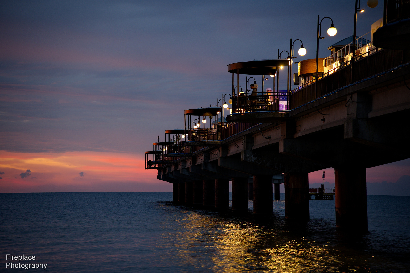 Tanzen durch die Nacht auf dem Molo Pier in Misdroy, Polen