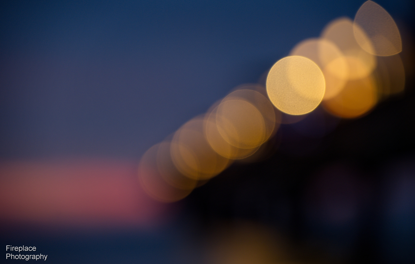 Tanzen durch die Nacht auf dem Molo Pier in Misdroy, Polen