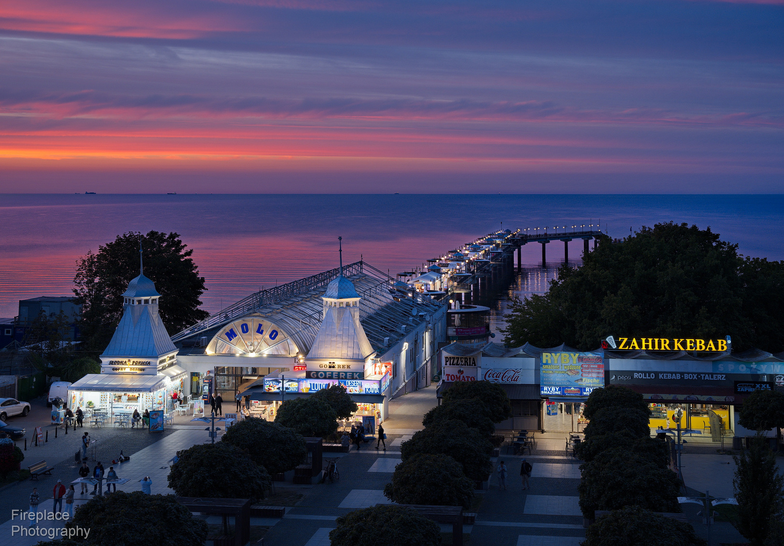 Tanzen durch die Nacht auf dem Molo Pier in Misdroy, Polen