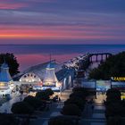 Tanzen durch die Nacht auf dem Molo Pier in Misdroy, Polen