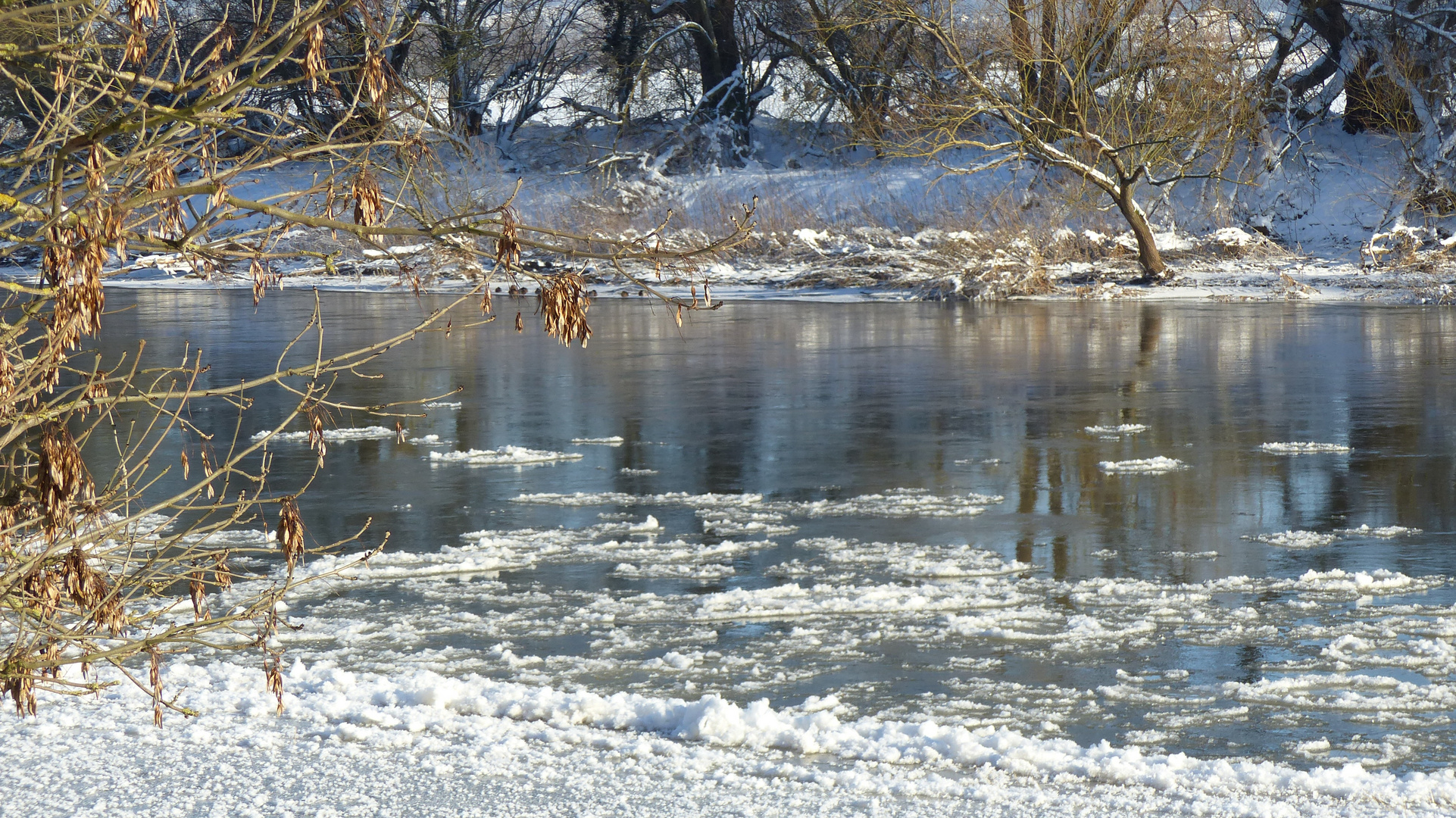 Tanzende Eisschollen auf der Weser