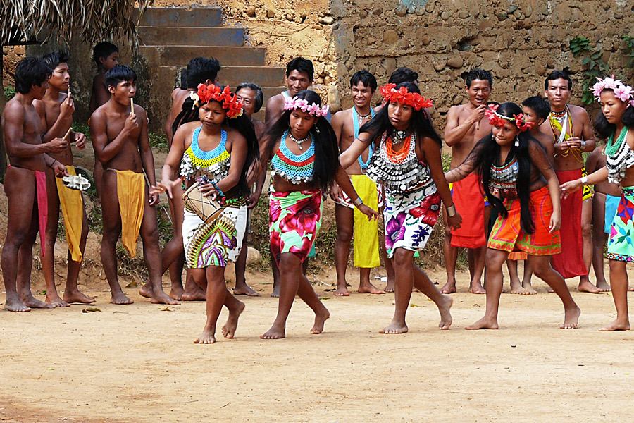 Tanzende Embera-Indianer