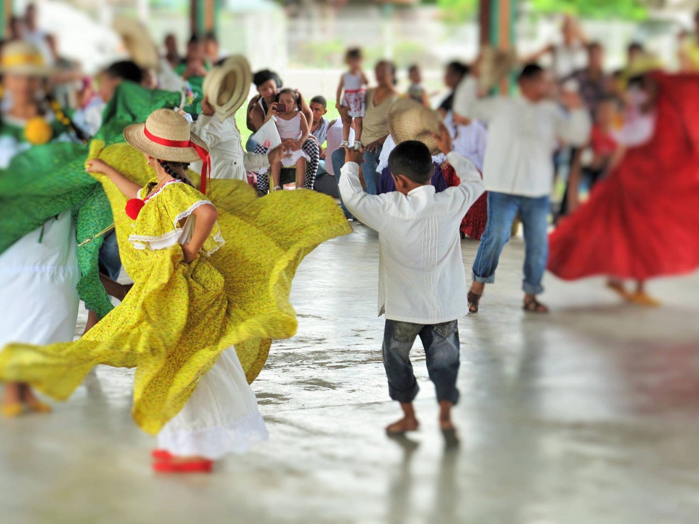 tanzende Kinder in Panama