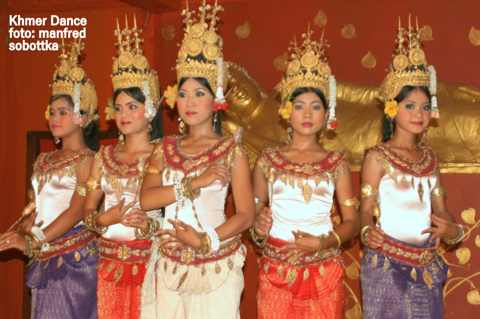 Tanzende Kmehrfrauen aus  Siem Reap in  Kambodscha. Die Hauptstadt  von Angkor Wat.